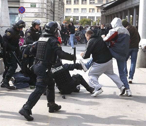 NAPADI NA POLICISTE – POZIV ZA ZAŠČITO ZAPOSLENIH – OBVESTILO ČLANSTVU