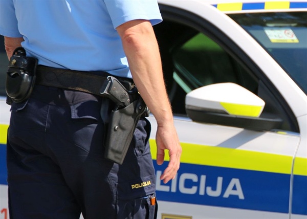 DELO ENEGA POLICISTA V PATRULJI IN OSTALO - ZAPROSILO  DELODAJALCU
