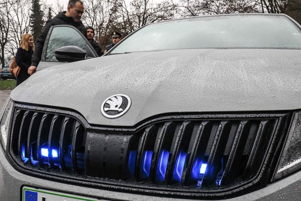 Zaustavljanje in nadzor službenih belo modrih policijskih vozil s strani civilnega vozila GPU z modrimi lučmi in zvočnimi signali na območju PU Ljubljana – poziv