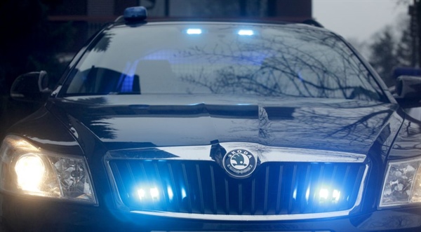 ZAUSTAVLJANJE SLUŽBENIH BELO MODRIH POLICIJSKIH VOZIL S STRANI CIVILNEGA VOZILA GPU Z MODRIMI LUČMI IN ZVOČNIMI SIGNALI – ODGOVOR DELODAJALCA