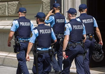 Sindikat policistov Slovenije nasprotuje nerealnemu prikazovanju  kadrovskega stanja v policiji in zahteva sistemske ukrepe za  zmanjšanje kadrovskega primanjkljaja in preobremenjenosti policistov