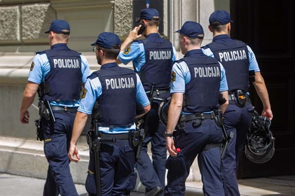 Sindikat policistov Slovenije nasprotuje nerealnemu prikazovanju  kadrovskega stanja v policiji in zahteva sistemske ukrepe za  zmanjšanje kadrovskega primanjkljaja in preobremenjenosti policistov