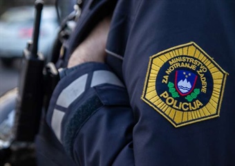 VABILO K BRANJU ČLANKA VEČER - V POLDRUGEM LETU ODŠLO SKORAJ 800 POLICISTOV