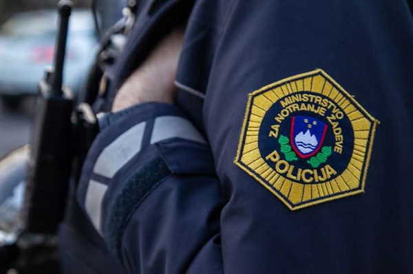 VABILO K BRANJU ČLANKA VEČER - V POLDRUGEM LETU ODŠLO SKORAJ 800 POLICISTOV