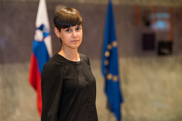 ODZIV POSLANKE DRŽAVNEGA ZBORA GA. SARE ŽIBRAT NA ZAHTEVO JAVNEGA OPRAVIČILA SINDIKATA POLICISTOV SLOVENIJE  - OBVESTILO ČLANSTVU