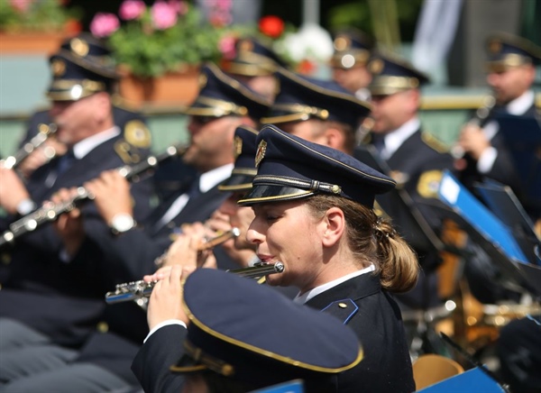 VABILO NA KONCERT POLICIJSKEGA KONCERTA Z MAJO KEVC IN TILNOM LOTRIČEM